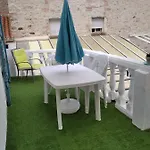 Apartment Centre Du Boulou: Family In Center *